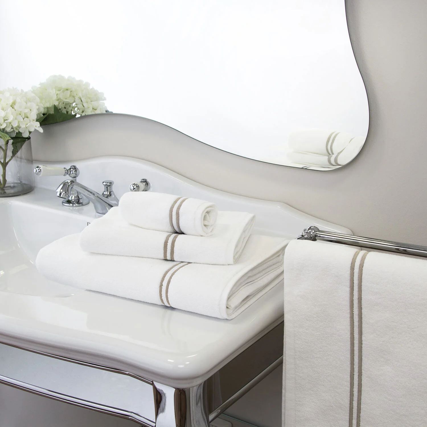 Classic White/Khaki Bath Collection - Image 3
