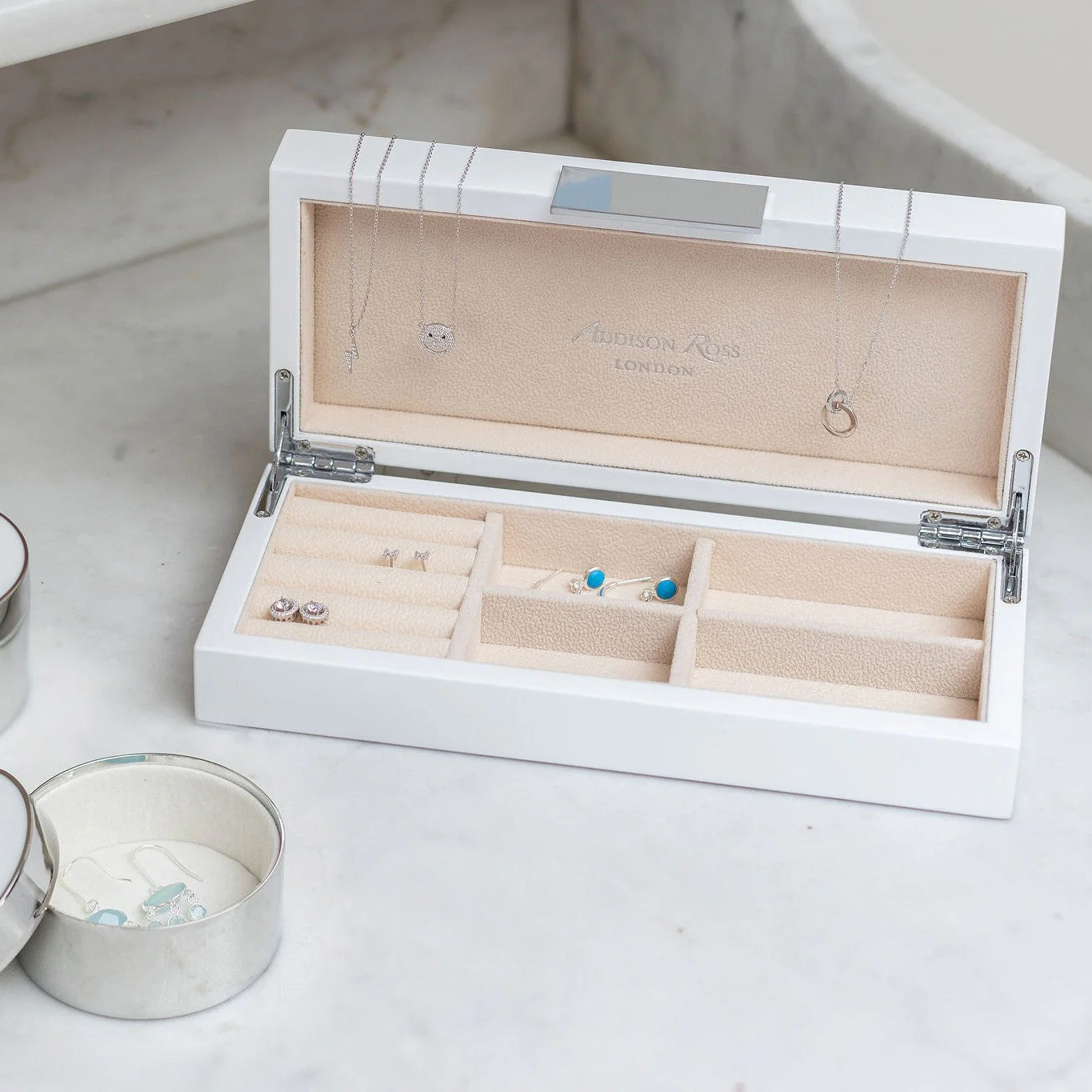 White Lacquer Jewelry Box - Image 2